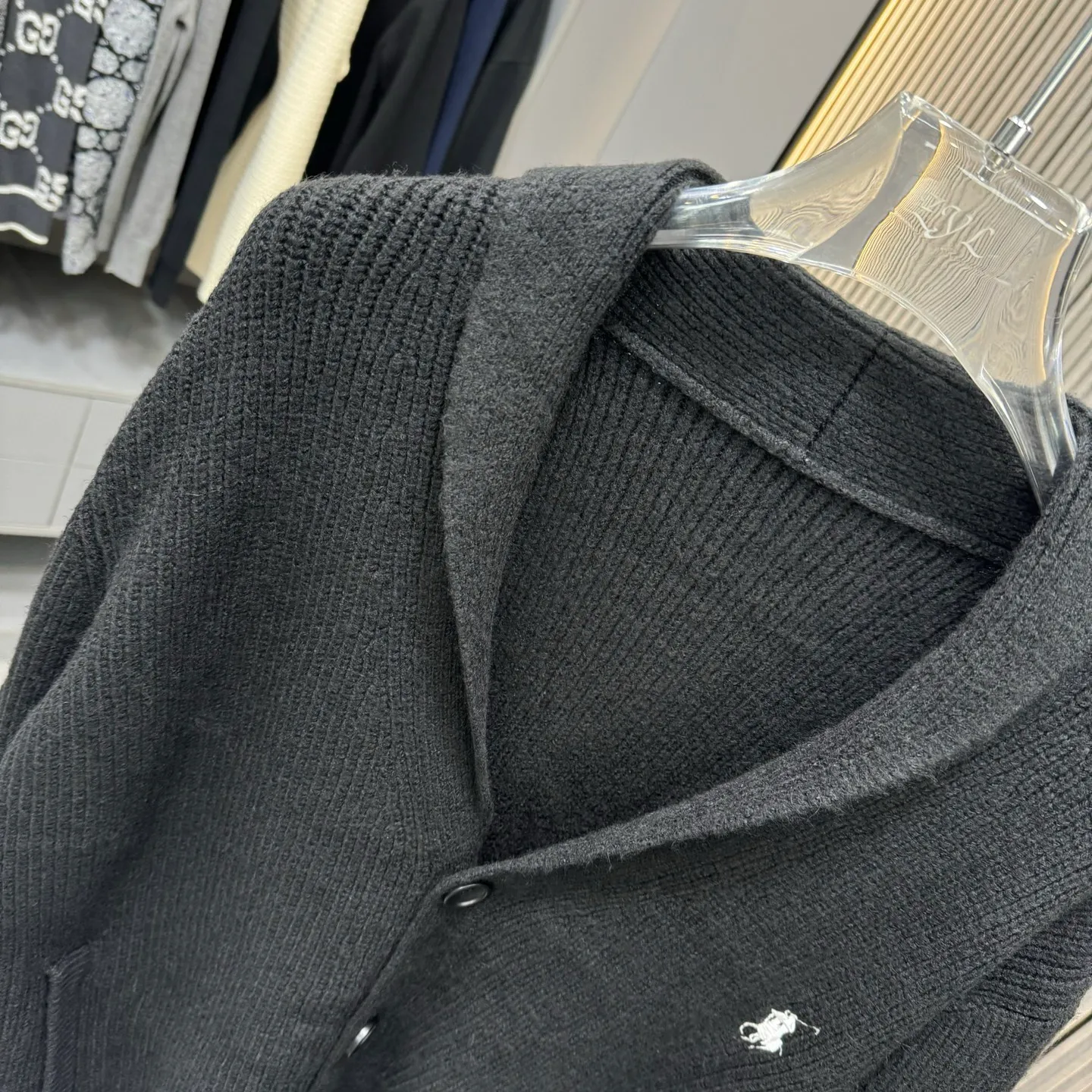 🅿️280 LF Ralph Lauren 25FW Taoist robe sweater is made of top-grade cashmere yarn. The new autumn and winter Oblique jacquard knitted cashmere sweater has a double-sided wearable design and is made of high-quality cashmere material. After fine weaving process, it presents a soft and comfortable touch and excellent thermal insulation performance. The iconic Oblique jacquard pattern is perfectly presented through precision knitting technology. It can be worn on both sides, showing different style charms. The round neck design is simple and elegant, suitable for various matching occasions. Exquisite knitting technology ensures that the clothes are not easily deformed and remain crisp and long-lasting. The double-sided design concept reflects LV's perfect balance of practicality and fashion. Each sweater undergoes strict quality inspection to ensure that the quality meets the brand's consistently high standards. This knitted item combines warmth and style, making it an exquisite addition to your autumn and winter wardrobe. Size:S/M/L/XL